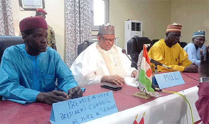 Visite du ministre de l’Urbanisme et du Logement à Tahoua : M. Maizoumbou Laoual Amadou procède à l’installation de la commission régionale de gouvernance urbaine Visite du ministre de l’Urbanisme et du Logement à Tahoua : M. Maizoumbou Laoual Amadou procède à l’installation de la commission régionale de gouvernance urbaine