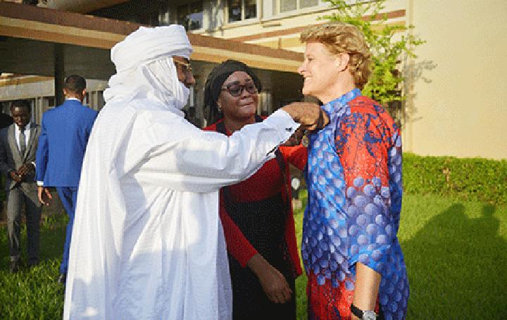 Cérémonie de décoration au ministère des Affaires Etrangères :: La Cheffe de mission de l’OIM au Niger élevée au grade de chevalier dans l’ordre de mérite du Niger Cérémonie de décoration au ministère des Affaires Etrangères :: La Cheffe de mission de l’OIM au Niger élevée au grade de chevalier dans l’ordre de mérite du Niger