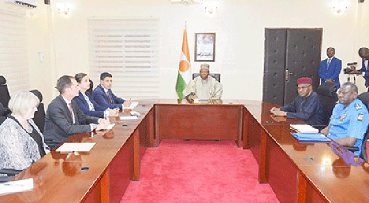 Le Chef du Gouvernement reçoit le Sous Secrétaire Adjoint par intérim pour la Sécurité Internationale et de la non-prolifération : «Il ressort de nos consultations d’aujourd’hui que les États Unis et le Niger s’entendent sur de nombreux enjeux», déclare M. Gonzalo Suarez Le Chef du Gouvernement reçoit le Sous Secrétaire Adjoint par intérim pour la Sécurité Internationale et de la non-prolifération : «Il ressort de nos consultations d’aujourd’hui que les États Unis et le Niger s’entendent sur de nombreux enjeux», déclare M. Gonzalo Suarez