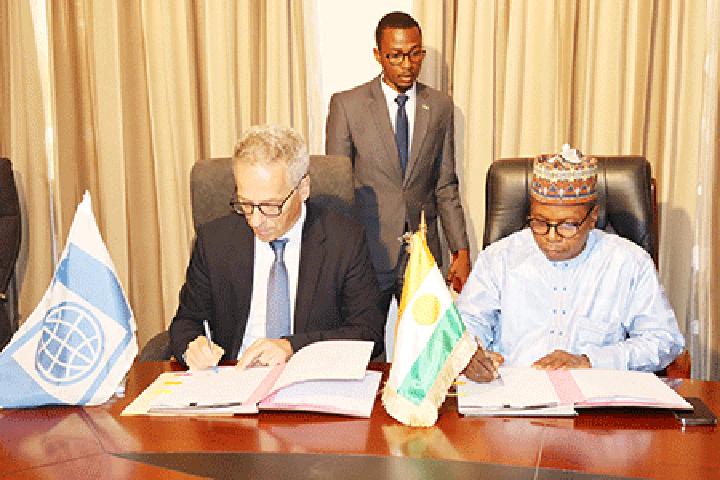 Signature d’un accord de financement entre le Ministère du Plan et la Banque Mondiale : 124 milliards de FCFA pour relever les défis et opérer des changements dans les secteurs de l’éducation et de la santé au Niger Signature d’un accord de financement entre le Ministère du Plan et la Banque Mondiale : 124 milliards de FCFA pour relever les défis et opérer des changements dans les secteurs de l’éducation et de la santé au Niger