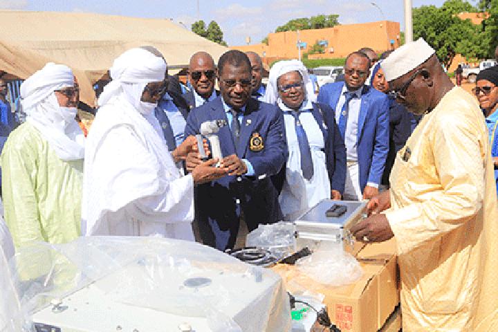 Hôpital national Amirou Boubacar Diallo de Niamey : Lions Club International donne de matériels et équipements biomédicaux au service d’ophtalmologie Hôpital national Amirou Boubacar Diallo de Niamey : Lions Club International donne de matériels et équipements biomédicaux au service d’ophtalmologie