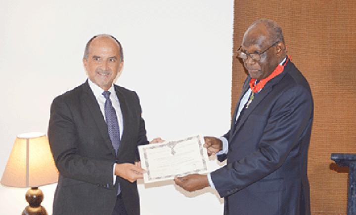 Cérémonie de remise des insignes à l’Ambassade de France au Niger : M. Ado Elhadji Abou élevé au rang de commandeur de la légion d’honneur Cérémonie de remise des insignes à l’Ambassade de France au Niger : M. Ado Elhadji Abou élevé au rang de commandeur de la légion d’honneur