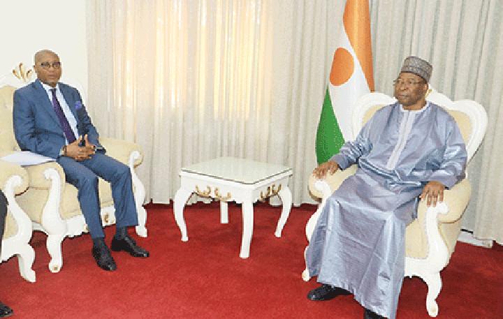 Audience à la Primature : SE. Ouhoumoudou Mahamadou s’entretient avec le Représentant Résident Adjoint du PNUD au Niger Audience à la Primature : SE. Ouhoumoudou Mahamadou s’entretient avec le Représentant Résident Adjoint du PNUD au Niger