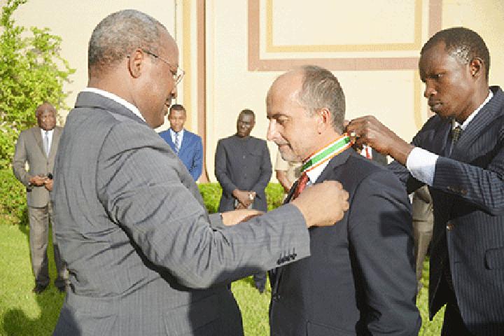 Cérémonie de remise de distinction à l’ambassadeur de France au Niger : SE. Alexandre Gracia élevé au grade de Commandeur de l’Ordre de Mérite du Niger Cérémonie de remise de distinction à l’ambassadeur de France au Niger : SE. Alexandre Gracia élevé au grade de Commandeur de l’Ordre de Mérite du Niger