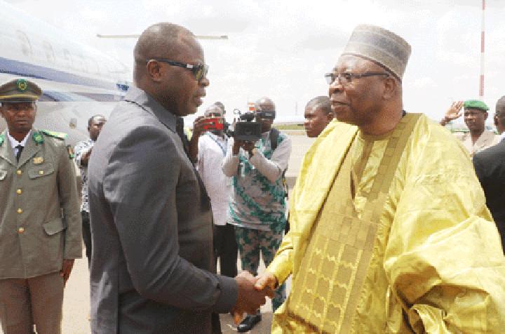Accueil du Chef de l’Etat Burkinabé : Le Président de la Transition Burkinabé accueilli par le Premier ministre Ouhoumoudou Mahamadou Accueil du Chef de l’Etat Burkinabé : Le Président de la Transition Burkinabé accueilli par le Premier ministre Ouhoumoudou Mahamadou
