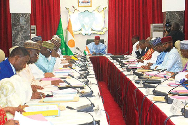 Au Conseil des ministres : Plusieurs projets de textes adoptés et des communications entendues par le gouvernement Au Conseil des ministres : Plusieurs projets de textes adoptés et des communications entendues par le gouvernement