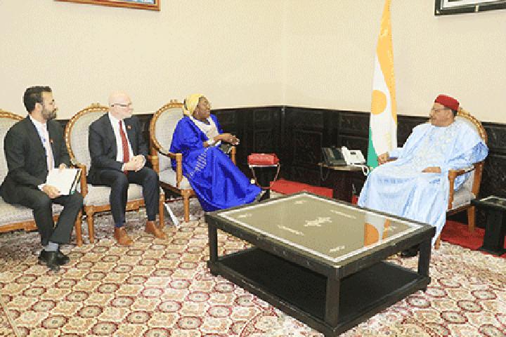 A la Présidence de la République : Le Chef de l’Etat reçoit une délégation des Fondations Bill & Melinda Gates et Aliko Dangote A la Présidence de la République : Le Chef de l’Etat reçoit une délégation des Fondations Bill & Melinda Gates et Aliko Dangote