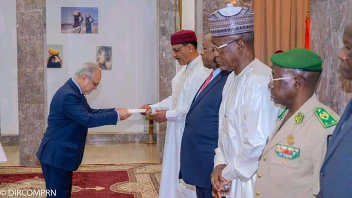 Le Président de la République reçoit les lettres de créance de quatre nouveaux ambassadeurs Le Président de la République reçoit les lettres de créance de quatre nouveaux ambassadeurs