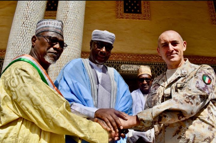 Le Commandant de la MISIN visite la Grande Mosquée de Niamey : Le Président de l’Association Islamique du Niger souhaite la bienvenue au Commandant du Contingent Italien et au Maire de la Commune de Niamey 3 Le Commandant de la MISIN visite la Grande Mosquée de Niamey : Le Président de l’Association Islamique du Niger souhaite la bienvenue au Commandant du Contingent Italien et au Maire de la Commune de Niamey 3
