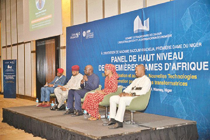 Panel sur l’utilisation et l’accès aux TICs par les femmes transformatrices : L’impact de l’utilisation des technologies sur les entreprises au centre des échanges Panel sur l’utilisation et l’accès aux TICs par les femmes transformatrices : L’impact de l’utilisation des technologies sur les entreprises au centre des échanges