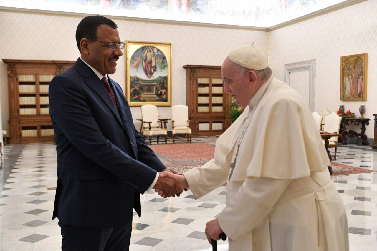 Entretien entre le président Bazoum et le pape François Entretien entre le président Bazoum et le pape François