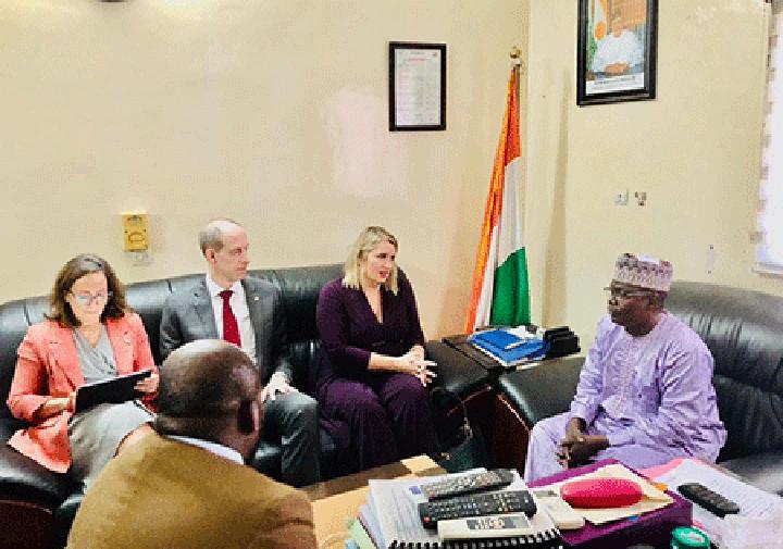 Rencontre d’échange entre la Sous-secrétaire à la Diplomatie et aux Affaires Etrangères des USA et le président du CSC : Des échanges autour des priorités stratégiques mutuelles en matière de communication Rencontre d’échange entre la Sous-secrétaire à la Diplomatie et aux Affaires Etrangères des USA et le président du CSC : Des échanges autour des priorités stratégiques mutuelles en matière de communication