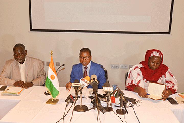 Plan du développement économique et social : Le ministre du plan échange avec les journalistes sur la vulgarisation du PDES 2022-2026 Plan du développement économique et social : Le ministre du plan échange avec les journalistes sur la vulgarisation du PDES 2022-2026