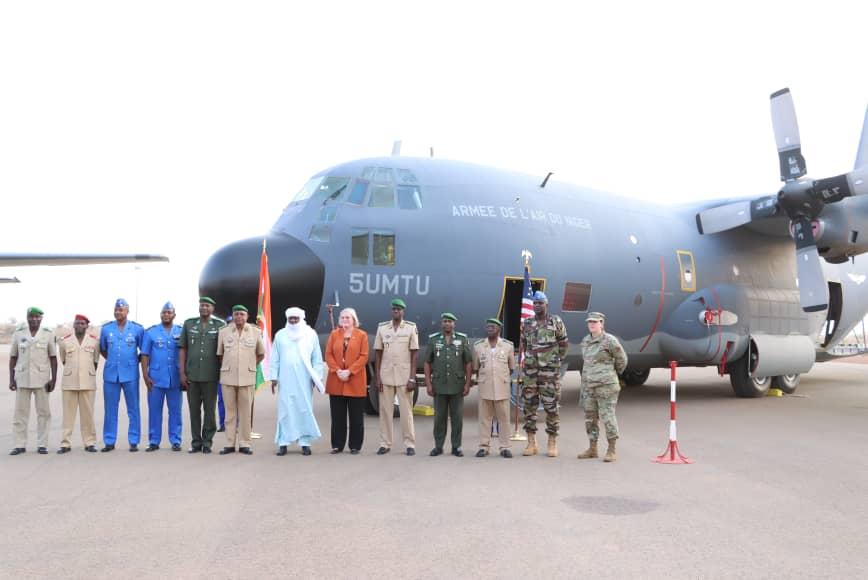 Les Etats Unis d’Amérique offrent un avion de type Hercules C-130H 5U-MTU au Niger Les Etats Unis d’Amérique offrent un avion de type Hercules C-130H 5U-MTU au Niger