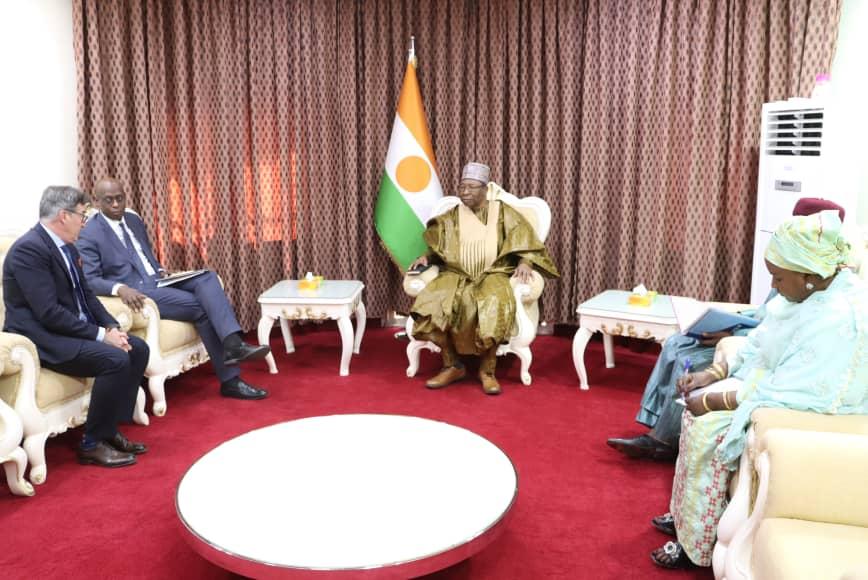 Niamey : Le Premier Ministre Ouhoumoudou reçoit le Haut-Commissaire assistant du HCR Niamey : Le Premier Ministre Ouhoumoudou reçoit le Haut-Commissaire assistant du HCR