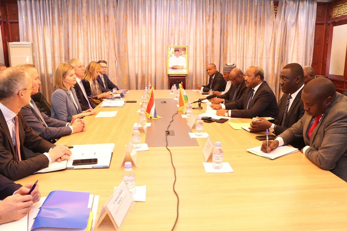 Séance de travail à Niamey entre deux ministres des Pays-Bas et le Ministre d’Etat des Affaires Etrangères du Niger