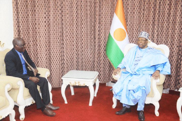 Au Cabinet du Premier ministre : Le Chef du gouvernement Ouhoumoudou Mahamadou reçoit le Représentant de la FAO en fin de mission au Niger Au Cabinet du Premier ministre : Le Chef du gouvernement Ouhoumoudou Mahamadou reçoit le Représentant de la FAO en fin de mission au Niger