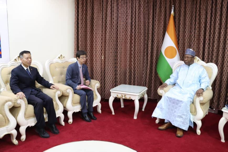 Niamey : Échanges entre le Premier Ministre et l’Ambassadeur de chine au Niger Niamey : Échanges entre le Premier Ministre et l’Ambassadeur de chine au Niger