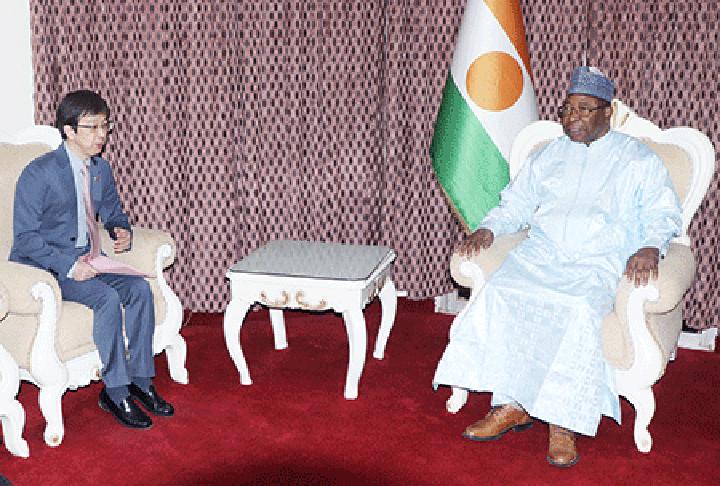 Au cabinet du Premier Ministre : Le Chef du Gouvernement reçoit l’Ambassadeur de la République Populaire de Chine au Niger Au cabinet du Premier Ministre : Le Chef du Gouvernement reçoit l’Ambassadeur de la République Populaire de Chine au Niger