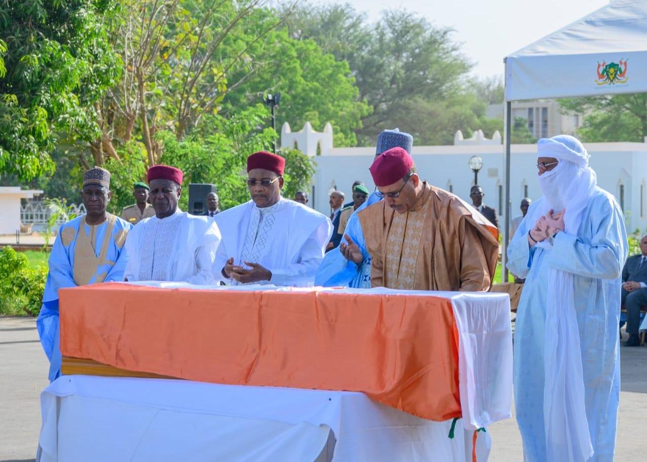 Niger : Le Président Bazoum rend un dernier hommage à l’ancien Premier Ministre Souley Abdoulaye, décédé le 1er mars dernier Niger : Le Président Bazoum rend un dernier hommage à l’ancien Premier Ministre Souley Abdoulaye, décédé le 1er mars dernier