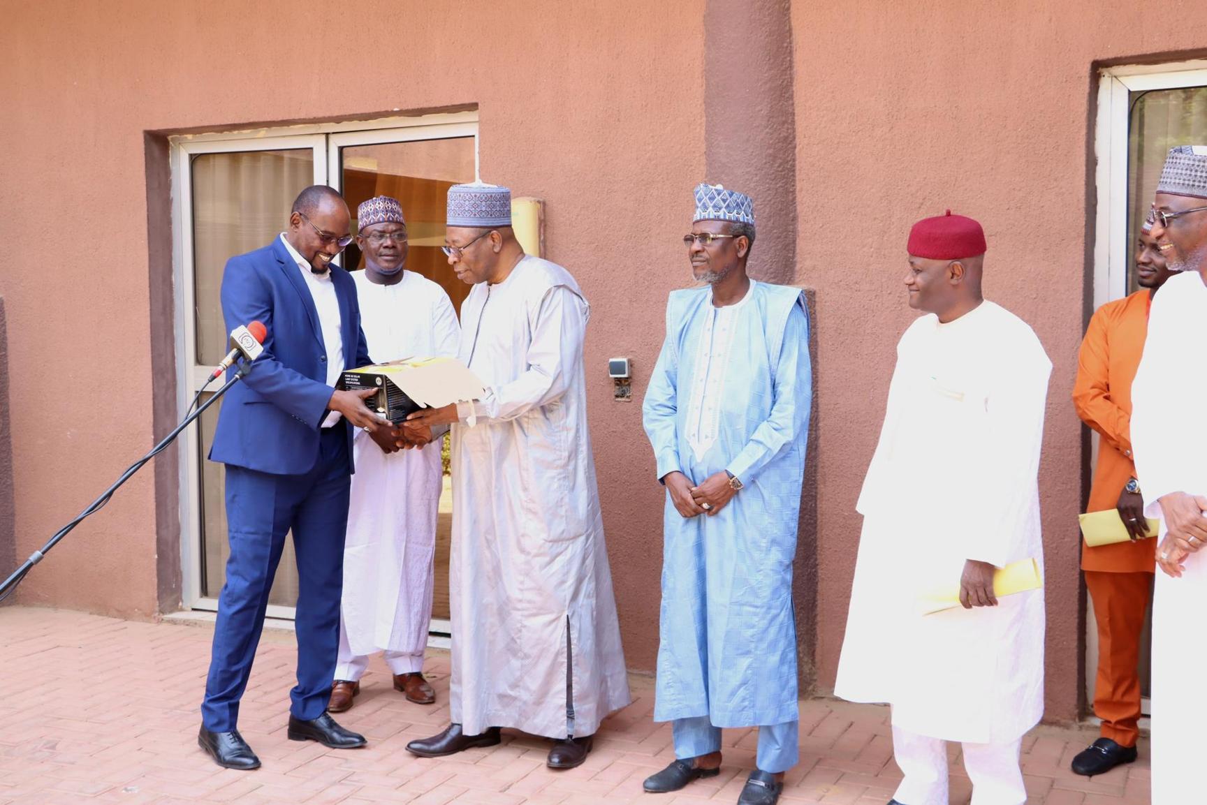 ANPER fait don de 375 kits solaires d’un coût de plus de 20 millions de CFA aux sinistrés des inondations de Niamey ANPER fait don de 375 kits solaires d’un coût de plus de 20 millions de CFA aux sinistrés des inondations de Niamey