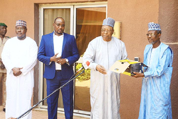 Cérémonie de remise de don au cabinet du Premier ministre375 kits solaires offerts aux sinistrés des inondations de Niamey Cérémonie de remise de don au cabinet du Premier ministre375 kits solaires offerts aux sinistrés des inondations de Niamey