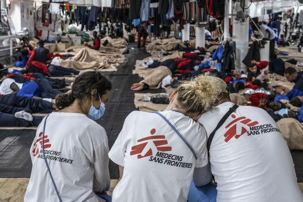 MSF dénonce une insuffisance critique d'abris et de soutien pour les migrants abandonnés à Assamaka MSF dénonce une insuffisance critique d'abris et de soutien pour les migrants abandonnés à Assamaka