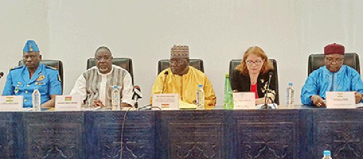 Atelier d’échanges de bonnes pratiques entre le Niger et le Burkina Faso : Vers une coopération transfrontalière en matière de gestion des frontières Atelier d’échanges de bonnes pratiques entre le Niger et le Burkina Faso : Vers une coopération transfrontalière en matière de gestion des frontières