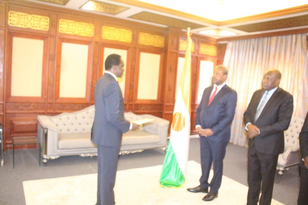 Niger : le Ministre des Affaires étrangères et de la coopération reçoit les lettres d'accréditation des représentants Résidents de l'OIM et du FNUAP Niger : le Ministre des Affaires étrangères et de la coopération reçoit les lettres d'accréditation des représentants Résidents de l'OIM et du FNUAP