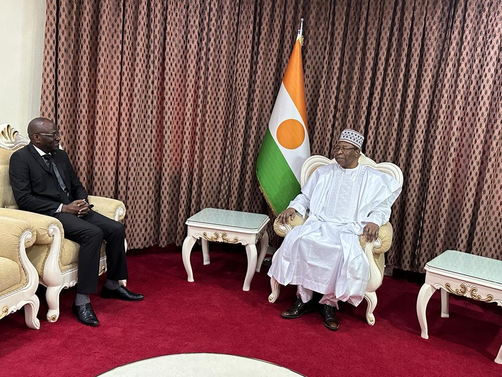 L'ambassadeur du Sénégal en fin de mission au Niger reçu par le Premier Ministre L'ambassadeur du Sénégal en fin de mission au Niger reçu par le Premier Ministre