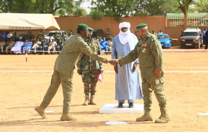 Passation de Commandement:Le Général de Division Abdou Sidikou Issa prend le Commandement Des Forces Armées Nigériennes Passation de Commandement:Le Général de Division Abdou Sidikou Issa prend le Commandement Des Forces Armées Nigériennes