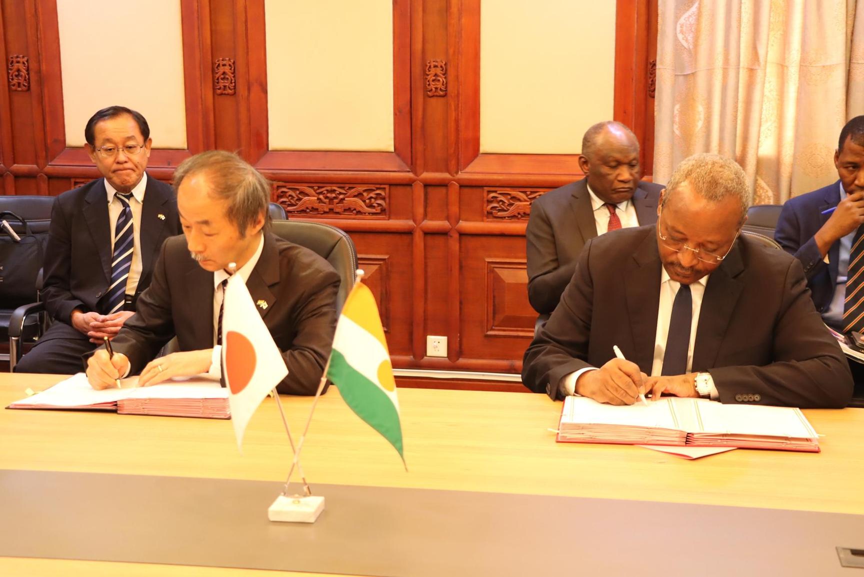 Le Japon fait don d’engrais et d’équipements d’environ 5,8 milliards de FCFA au Niger Le Japon fait don d’engrais et d’équipements d’environ 5,8 milliards de FCFA au Niger