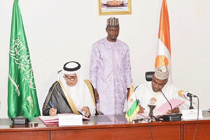 Coopération bilatérale : Le Royaume d’Arabie Saoudite accompagne les populations vulnérables avec 10 tonnes de dattes Coopération bilatérale : Le Royaume d’Arabie Saoudite accompagne les populations vulnérables avec 10 tonnes de dattes