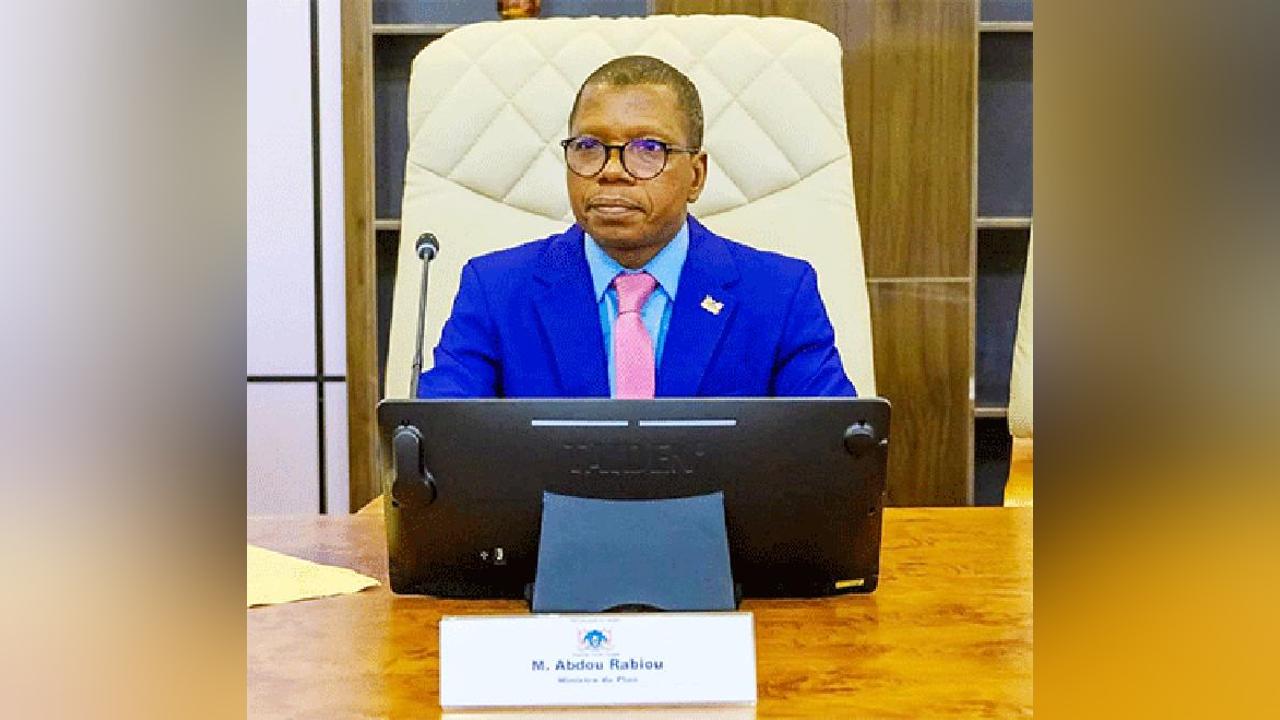 Interview accordée par Dr Rabiou Abdou, ministre du Plan au journal ‘’La Roue de l’Histoire’’ : «La crédibilité du Niger et de sa gouvernance fait du pays le pôle d’attraction des bailleurs de fonds multilatéraux, bilatéraux et des investisseurs privés extérieurs» Interview accordée par Dr Rabiou Abdou, ministre du Plan au journal ‘’La Roue de l’Histoire’’ : «La crédibilité du Niger et de sa gouvernance fait du pays le pôle d’attraction des bailleurs de fonds multilatéraux, bilatéraux et des investisseurs privés extérieurs»