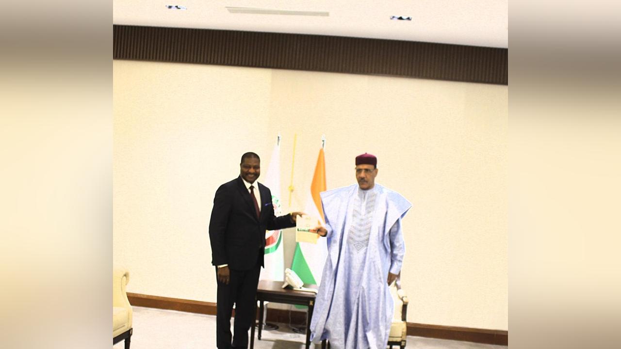 Le Président BAZOUM reçoit le rapport général public de la cour des comptes. Le Président BAZOUM reçoit le rapport général public de la cour des comptes.