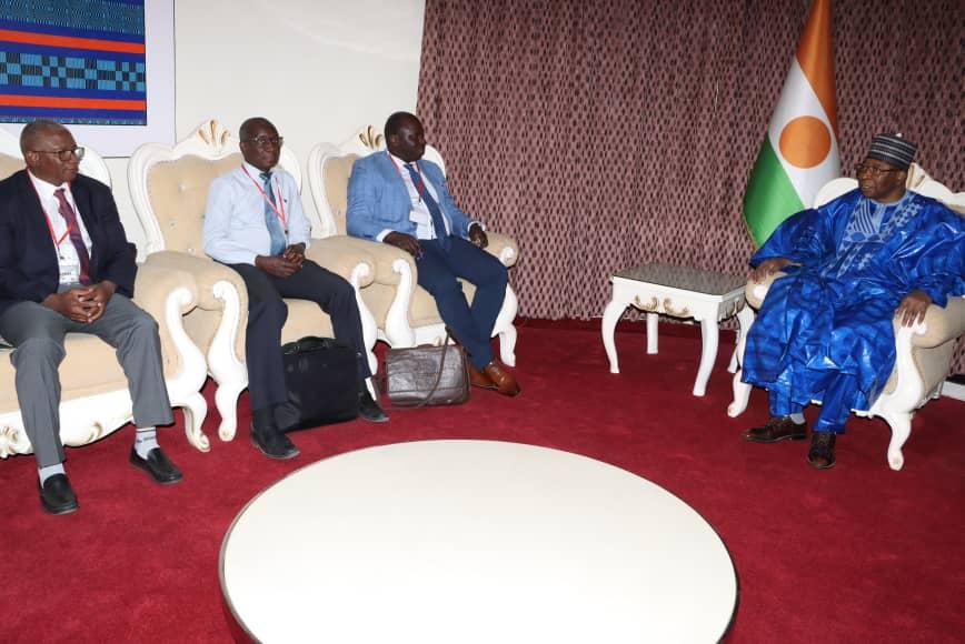 Niamey : une délégation du conseil des écoles Fransaskoises du Canada reçue par le Premier Ministre Niamey : une délégation du conseil des écoles Fransaskoises du Canada reçue par le Premier Ministre
