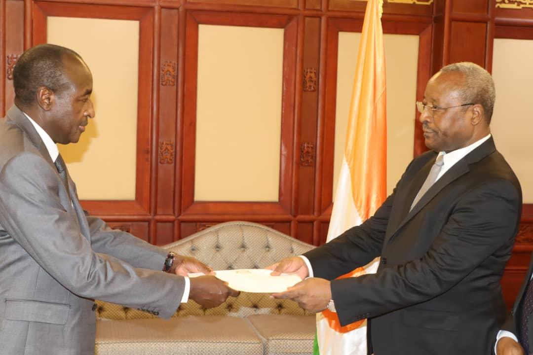 Trois nouveaux ambassadeurs présentent leurs copies figurées au ministre des affaires étrangères Trois nouveaux ambassadeurs présentent leurs copies figurées au ministre des affaires étrangères