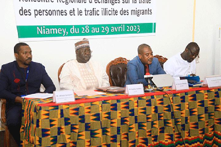 Rencontre régionale sur la traite des personnes et le trafic illicite des migrants:Identifier et proposer des pistes de solutions aux problèmes communs des pays participants Rencontre régionale sur la traite des personnes et le trafic illicite des migrants:Identifier et proposer des pistes de solutions aux problèmes communs des pays participants