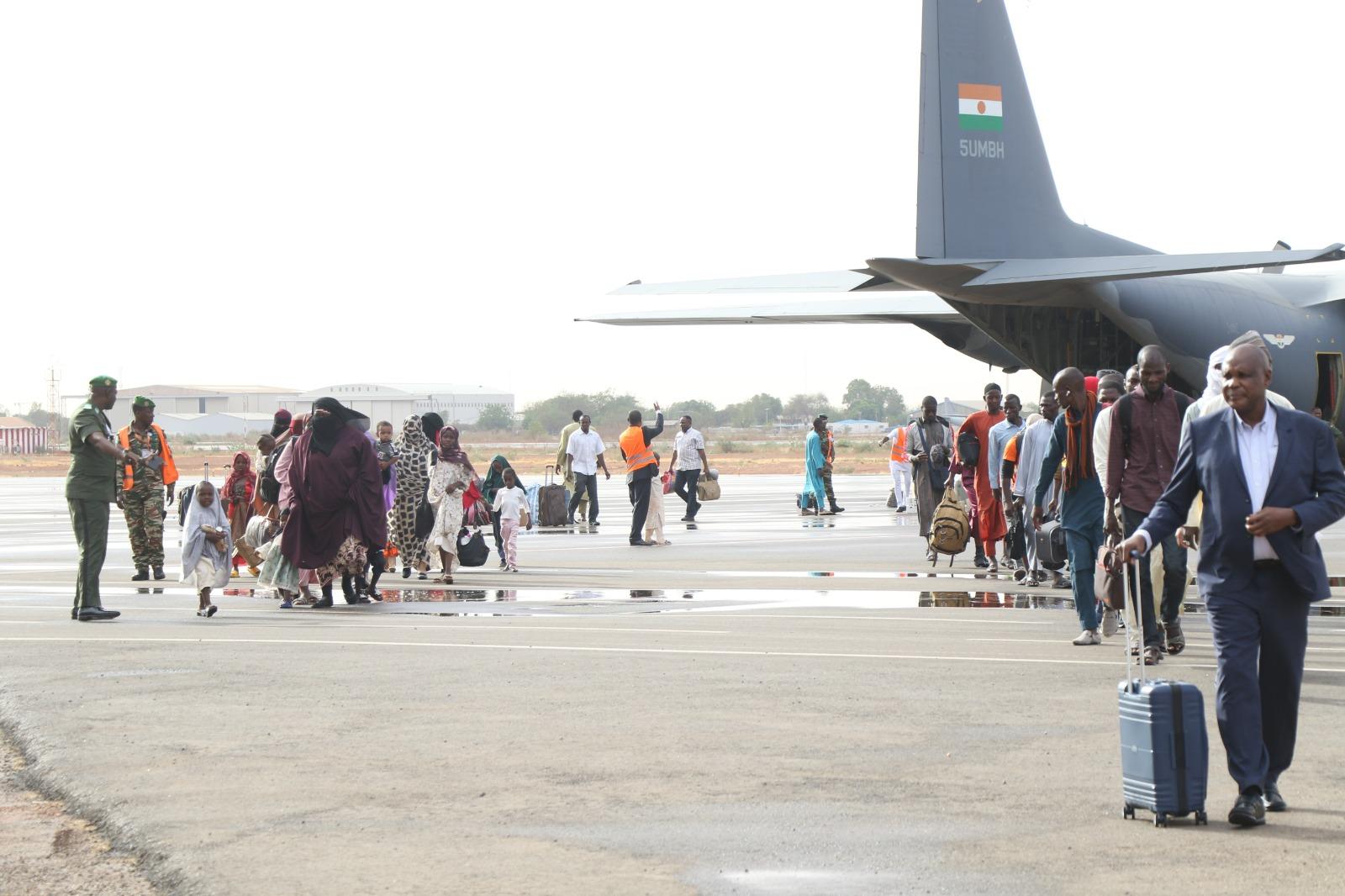 La deuxième vague de 47 ressortissants nigériens vivants au Soudan atterrit à Niamey La deuxième vague de 47 ressortissants nigériens vivants au Soudan atterrit à Niamey