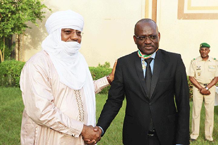Cérémonie de distinction de l’ambassadeur du Sénégal : SE. Paul Benoit Sarr élevé au grade de Commandeur dans l’ordre de mérite du Niger Cérémonie de distinction de l’ambassadeur du Sénégal : SE. Paul Benoit Sarr élevé au grade de Commandeur dans l’ordre de mérite du Niger
