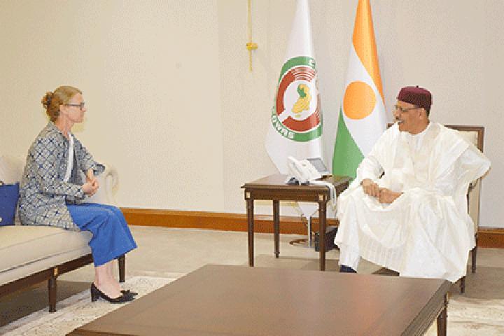 A la Présidence de la République : Le Chef de l’Etat reçoit l’ambassadeur de Grande Bretagne et une délégation de la Chambre de Commerce et d’Industrie du Niger A la Présidence de la République : Le Chef de l’Etat reçoit l’ambassadeur de Grande Bretagne et une délégation de la Chambre de Commerce et d’Industrie du Niger