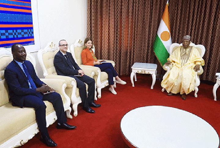 Au cabinet du Premier ministre : Le Chef du gouvernement reçoit les membres du comité d’organisation du Colloque scientifique international et la Directrice Adjointe du FMI pour l’Afrique Au cabinet du Premier ministre : Le Chef du gouvernement reçoit les membres du comité d’organisation du Colloque scientifique international et la Directrice Adjointe du FMI pour l’Afrique
