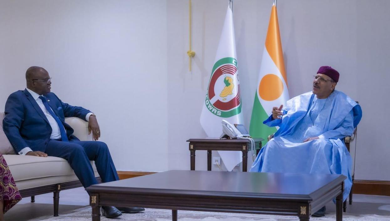 Le Président de la République Mohamed Bazoum s’entretient avec le Vice Ministre ghanéen des affaires étrangères chargé de l’intégration régionale et économique Le Président de la République Mohamed Bazoum s’entretient avec le Vice Ministre ghanéen des affaires étrangères chargé de l’intégration régionale et économique