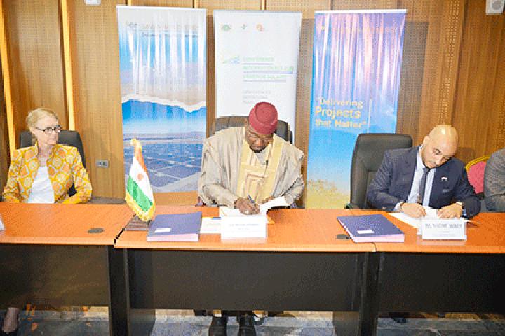 Signature d’un mémorandum d’entente entre l’Etat du Niger et la Société Savannah Energy : La Société s’engage à construire deux centrales solaires de 50 MW chacune à Maradi et à Zinder Signature d’un mémorandum d’entente entre l’Etat du Niger et la Société Savannah Energy : La Société s’engage à construire deux centrales solaires de 50 MW chacune à Maradi et à Zinder