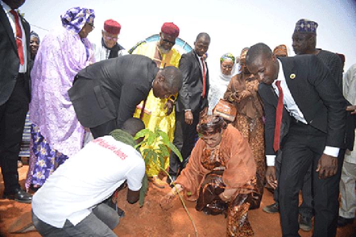 Célébration de la Journée Internationale de la Croix rouge et du Croissant rouge : La Première Dame salue le rôle déterminant de la Croix rouge pour porter secours aux populations vulnérables Célébration de la Journée Internationale de la Croix rouge et du Croissant rouge : La Première Dame salue le rôle déterminant de la Croix rouge pour porter secours aux populations vulnérables
