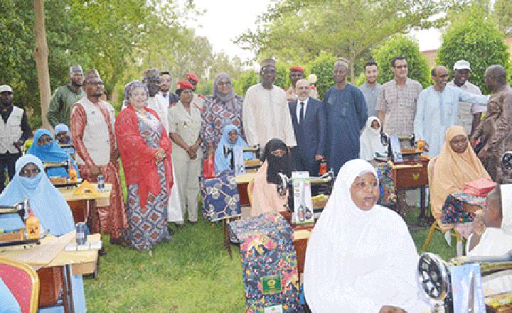 Cérémonie de remise de matériel de couture et des vivres : 50 machines, 180 sacs de riz et 200 sacs de haricots au profit des femmes bénéficiaires du Waqf Cérémonie de remise de matériel de couture et des vivres : 50 machines, 180 sacs de riz et 200 sacs de haricots au profit des femmes bénéficiaires du Waqf