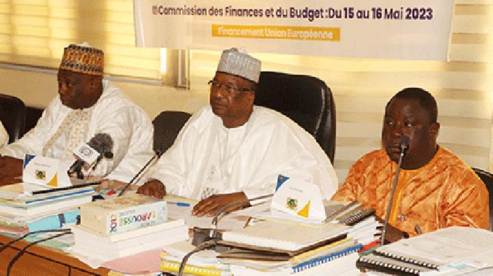 Contrôle de l’action gouvernementale : La Commission des finances et du budget forme ses membres sur la lutte contre la criminalité financière et la corruption Contrôle de l’action gouvernementale : La Commission des finances et du budget forme ses membres sur la lutte contre la criminalité financière et la corruption
