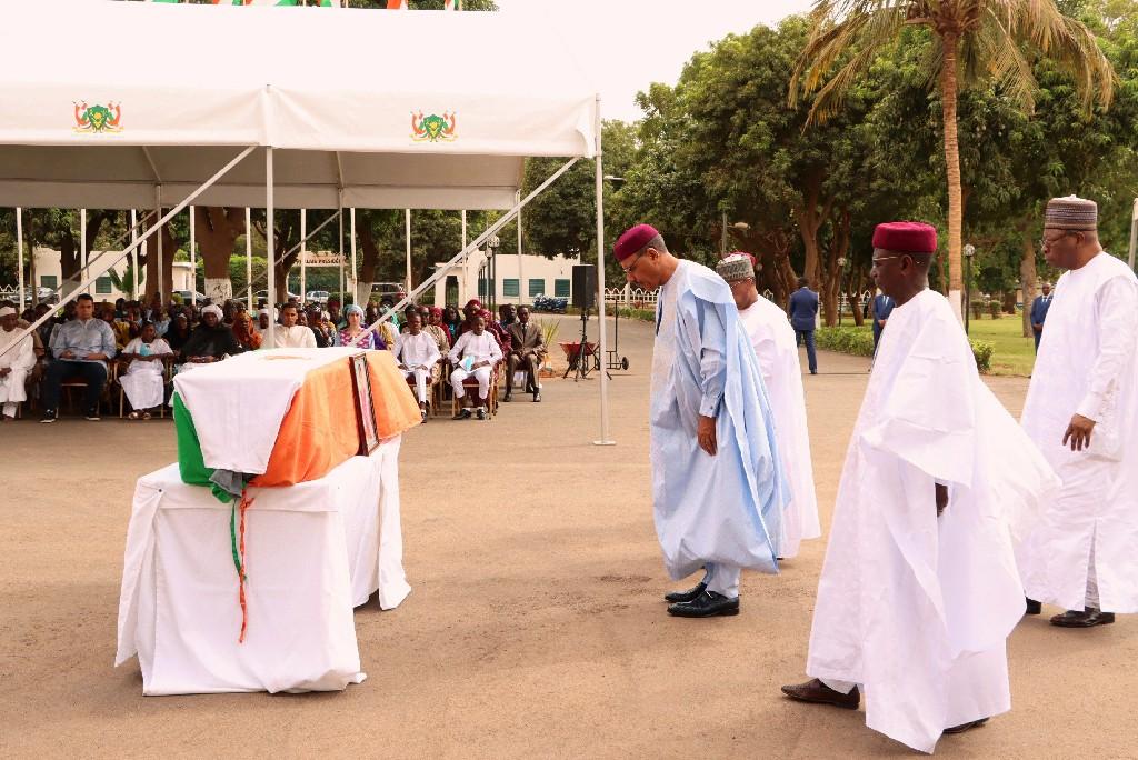 Le Président Mohamed Bazoum assiste aux obsèques officielles de l’Honorable Professeur Sanoussi Samuila décédé le 9 mai à Paris Le Président Mohamed Bazoum assiste aux obsèques officielles de l’Honorable Professeur Sanoussi Samuila décédé le 9 mai à Paris