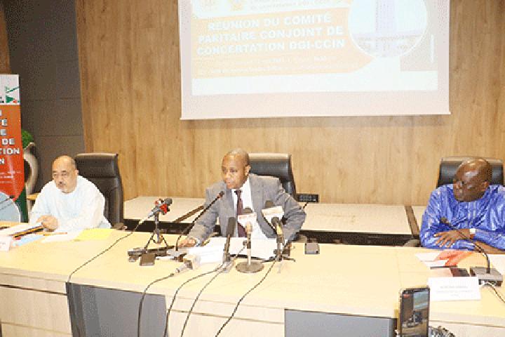 Ouverture de la première session du comité paritaire conjoint de concertation DGI-CCIN : M. Mal Ousmane Mahamane est désormais le nouveau président du comité paritaire Ouverture de la première session du comité paritaire conjoint de concertation DGI-CCIN : M. Mal Ousmane Mahamane est désormais le nouveau président du comité paritaire