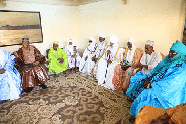 M. Ouhoumoudou Mahamadou visite le Centre de Santé de la Mère et de l’Enfant et s’entretient avec les chefs traditionnels de la région M. Ouhoumoudou Mahamadou visite le Centre de Santé de la Mère et de l’Enfant et s’entretient avec les chefs traditionnels de la région